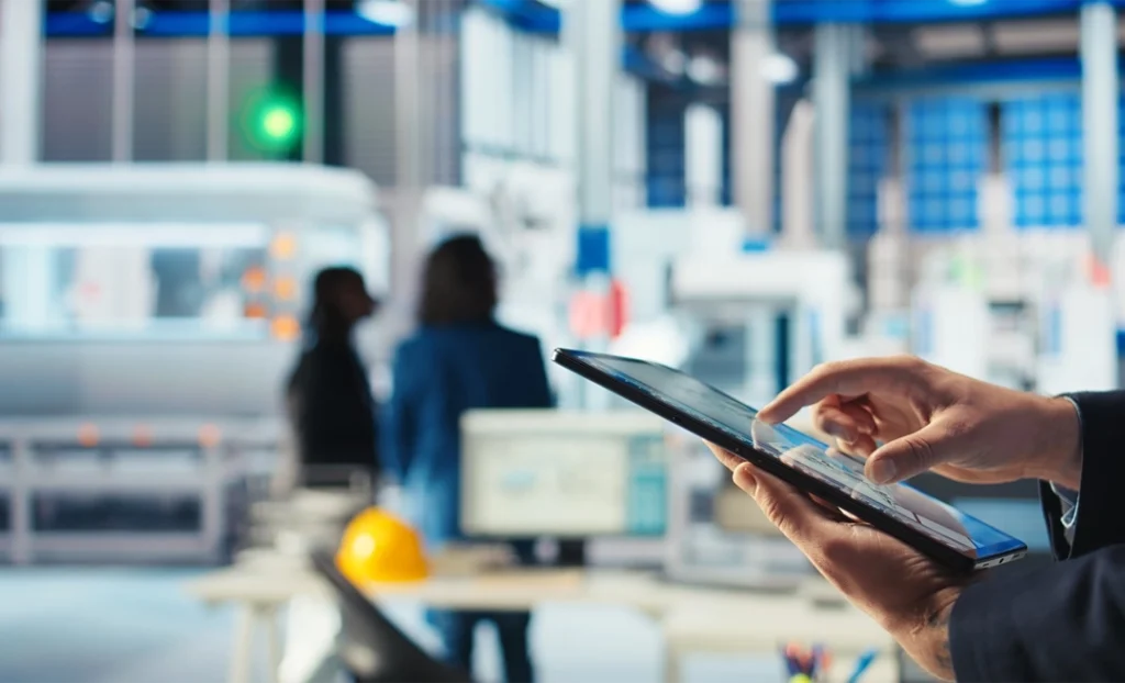 متابعة عقود الموردين والفنيين